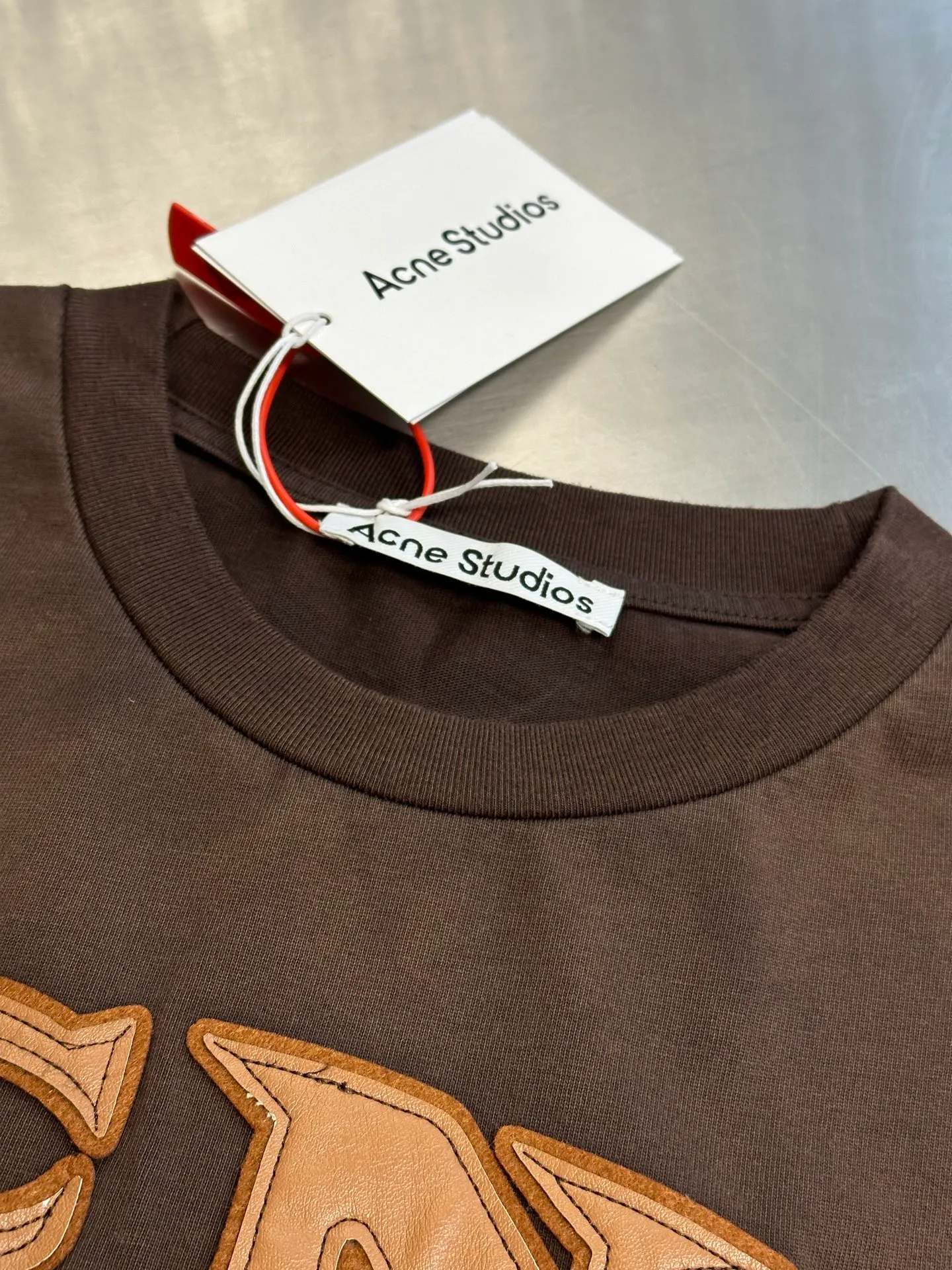 Acne Studios ， ACNE GYM Brown ，For Everyone ， ， Retro 。 ， ， ACNE GYM ， 。 ， ， ， 。 ， ， ， 。 size：s m l xl